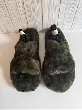 Women’s Plush Green/Black Faux Fur Slippers SIZE 9 NEW in box